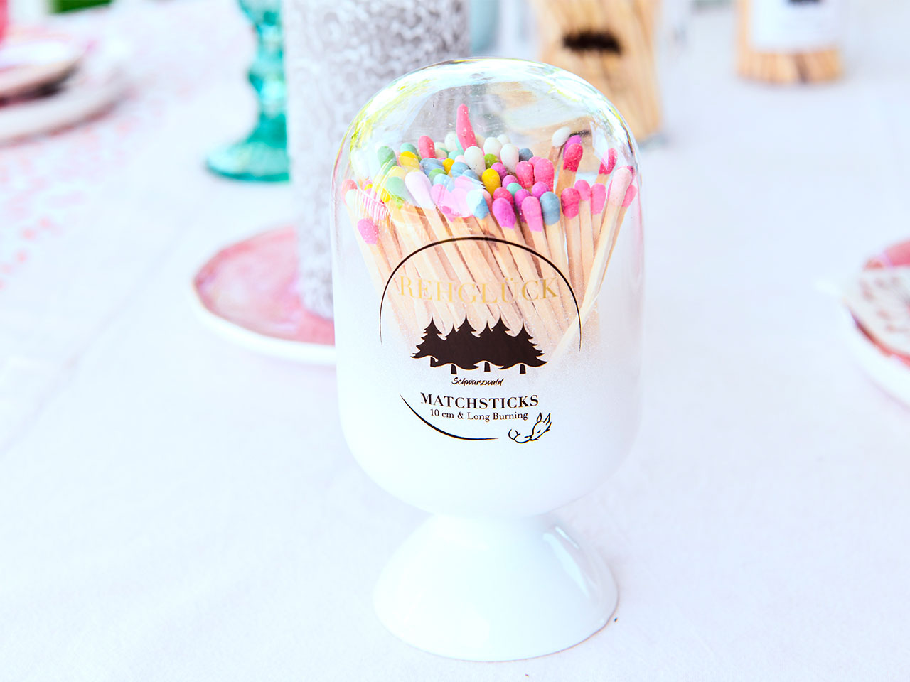 Glasglocke in weiß - mit bunten Streichhölzern