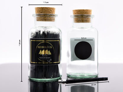 Apothekerflasche mit schwarzen Streichhölzern