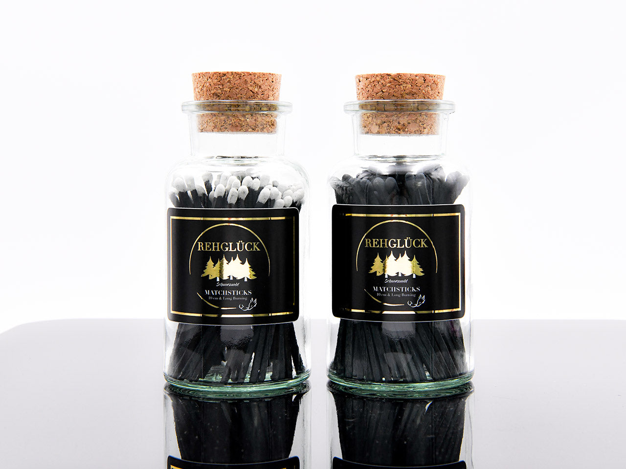 Apothekerflasche mit schwarzen Streichhölzern