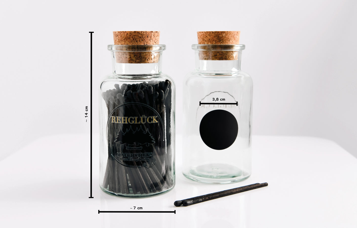 Apothekerflasche mit schwarzen Streichhölzern