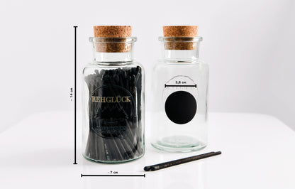Apothekerflasche mit schwarzen Streichhölzern