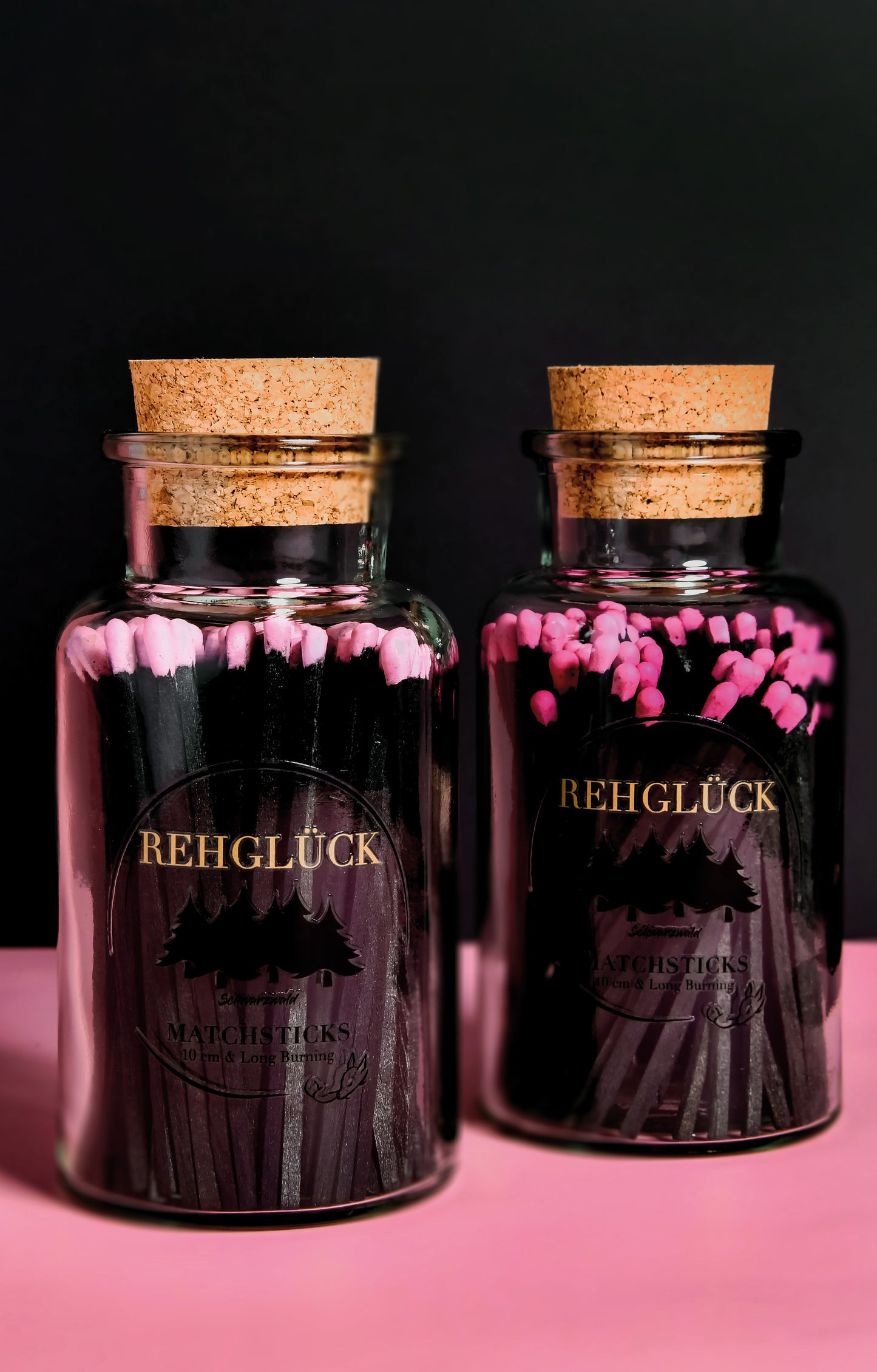 Apothekerflasche mit schwarzen Streichhölzern/Rosa